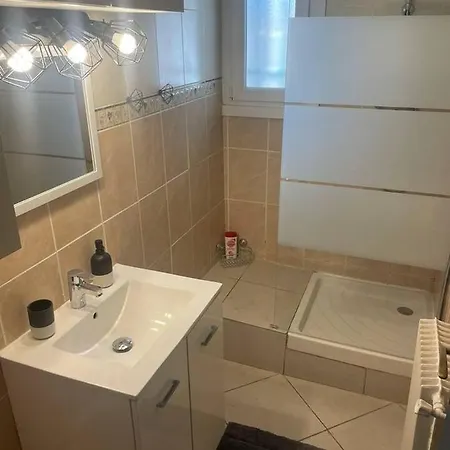 Appartement Proche Gare Tgv Nimes Exterior photo